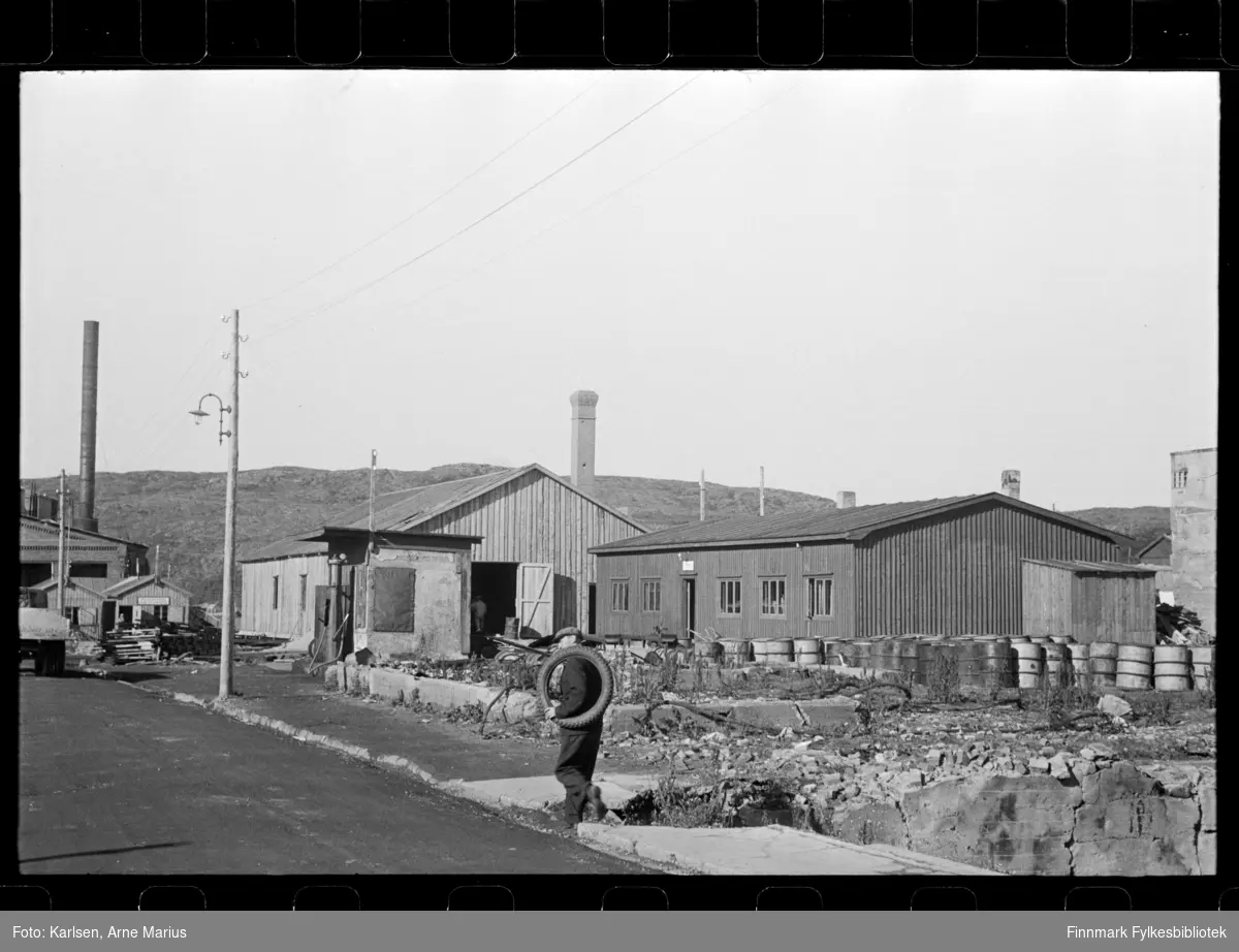 Bygg i Kirkenes antagelig rett etter krigen

Foto trolig tatt på slutten av 1940-tallet, tidlig 1950-tallet