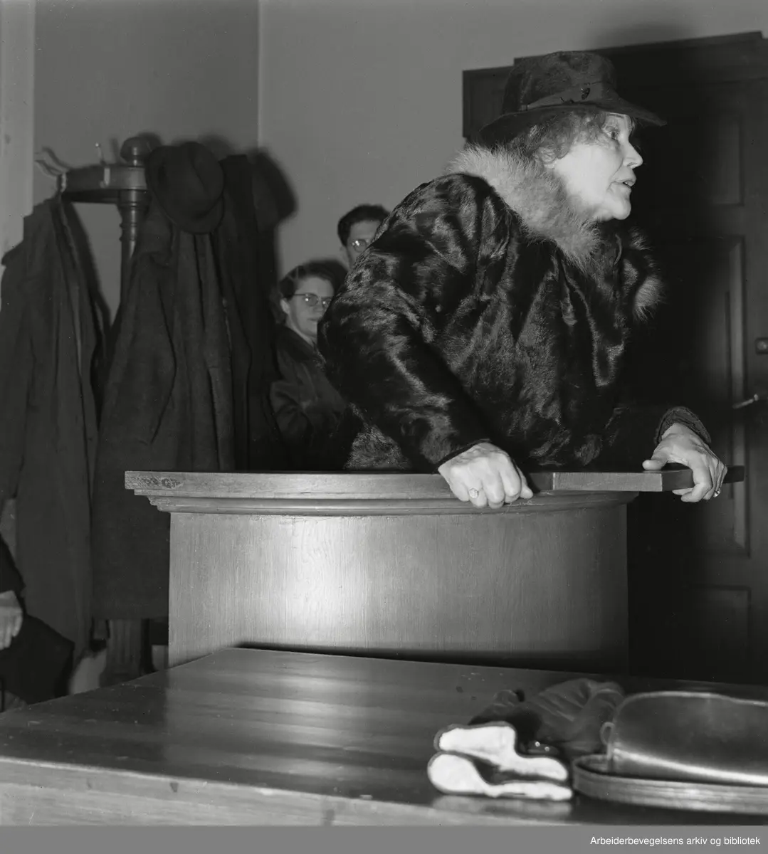 Cally Monrad (1879-1950). Sanger, scenekunstner og forfatter. Teatersjef for Det Norske Teatret. Fotografert i Oslo Byrett under landssviksaken. Januar 1947.