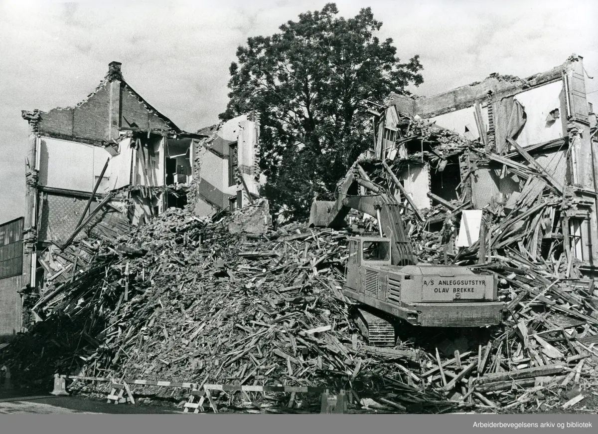 Riving av godt vedlikeholdt bygård i Vahlsgate 8 på Grønland/Nedre Tøyen. Juli 1980.