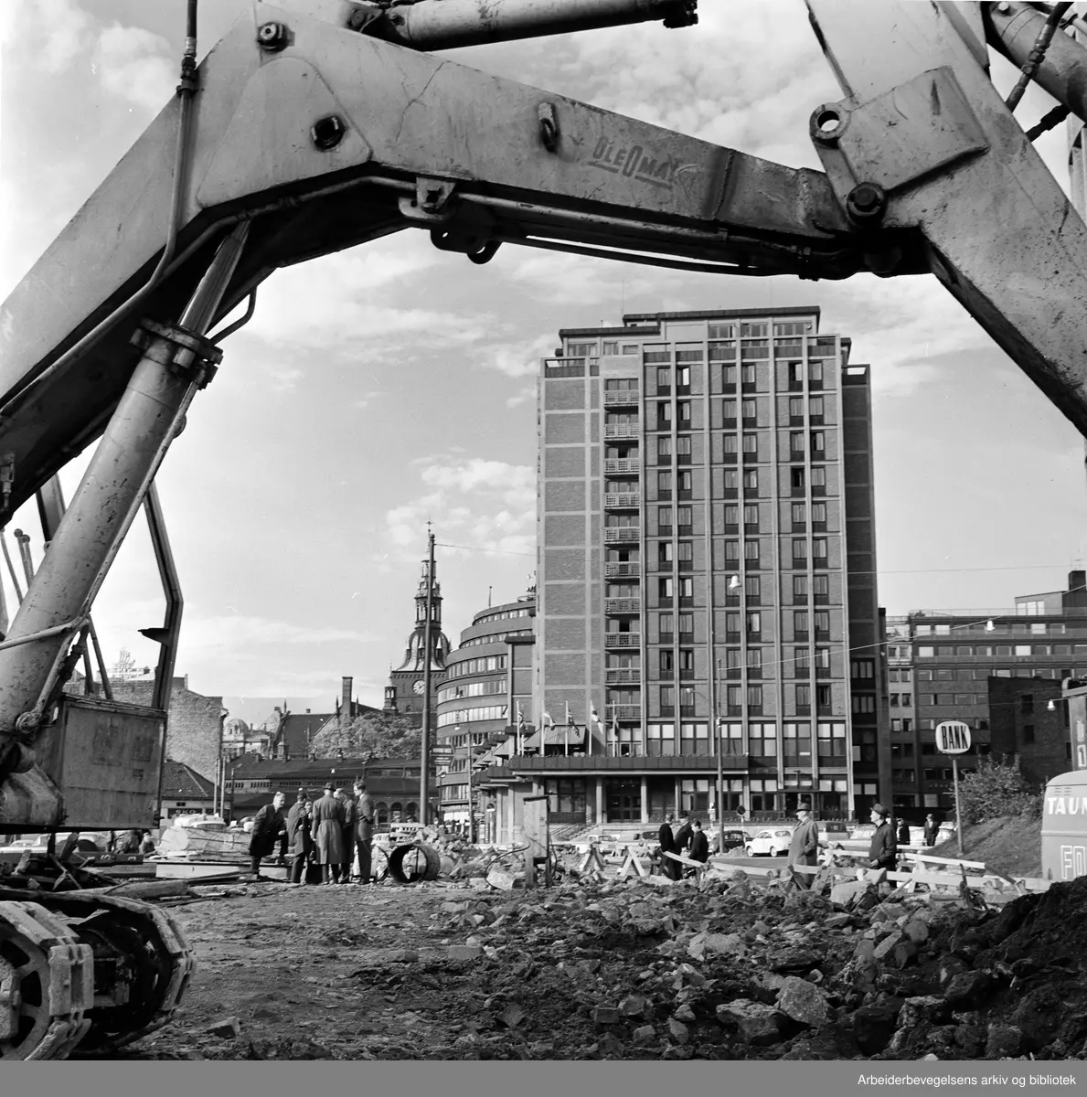 Hotel Viking. Senere Sara Hotel og Hotel Royal Christiania. En gammel forretningsgård ved hotellet rives. Oktober 1962.