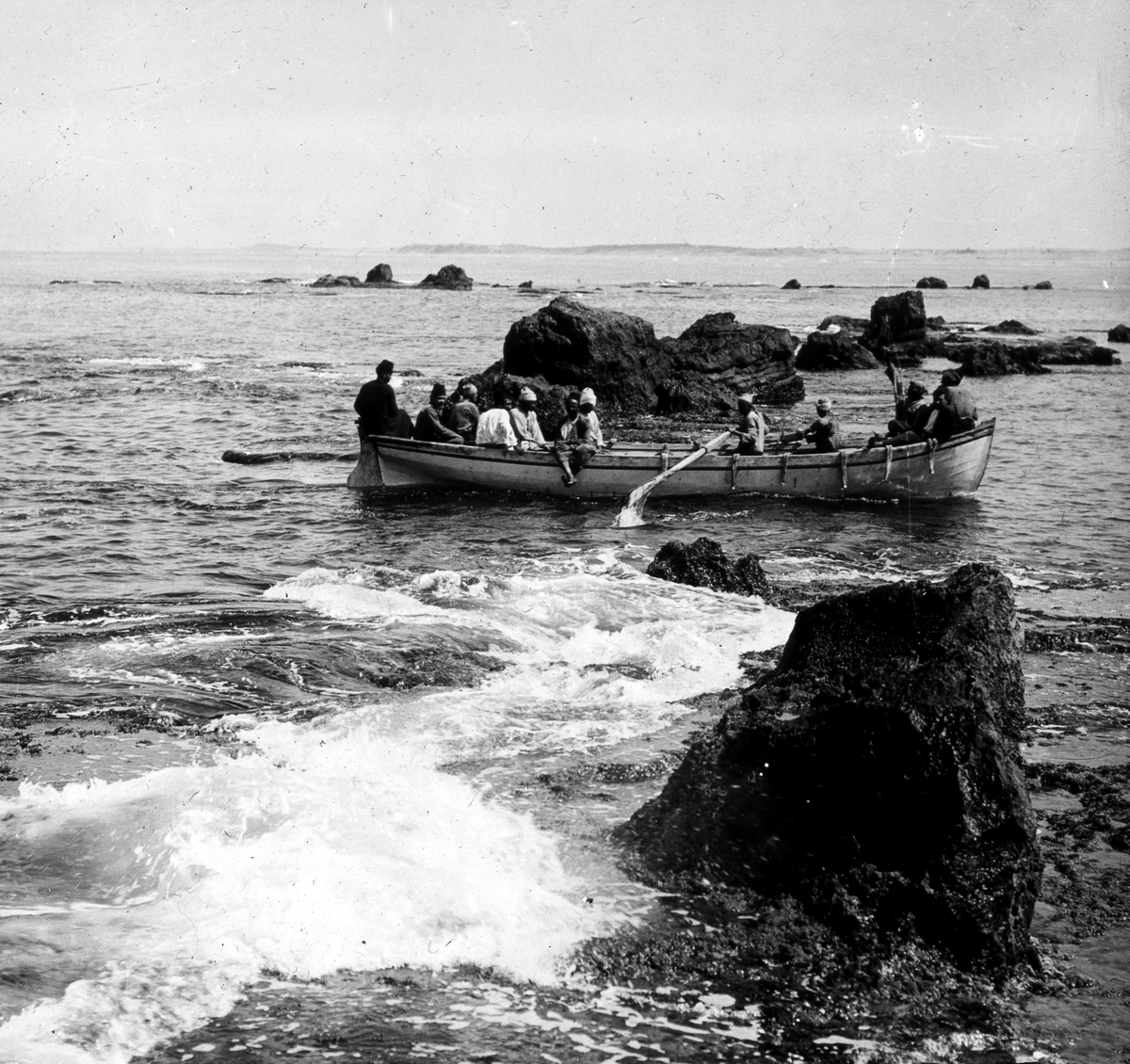 Bilde fra Helge Væringsaasens reise til Midtøsten i 1908/1909.
3  Through the rocks.