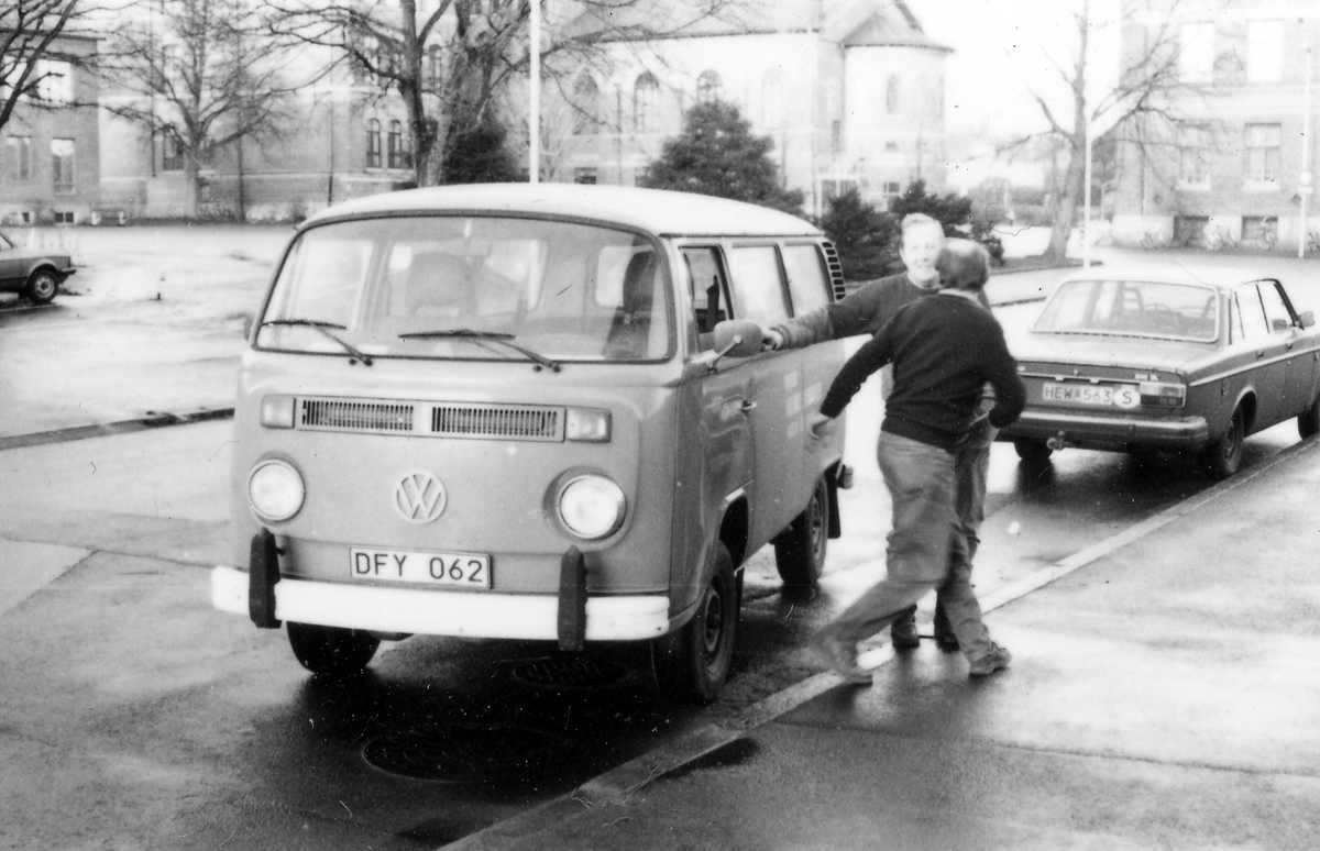 Birger Rickardsson och Ragnar Krantz framför Wolkswagen-bussen.