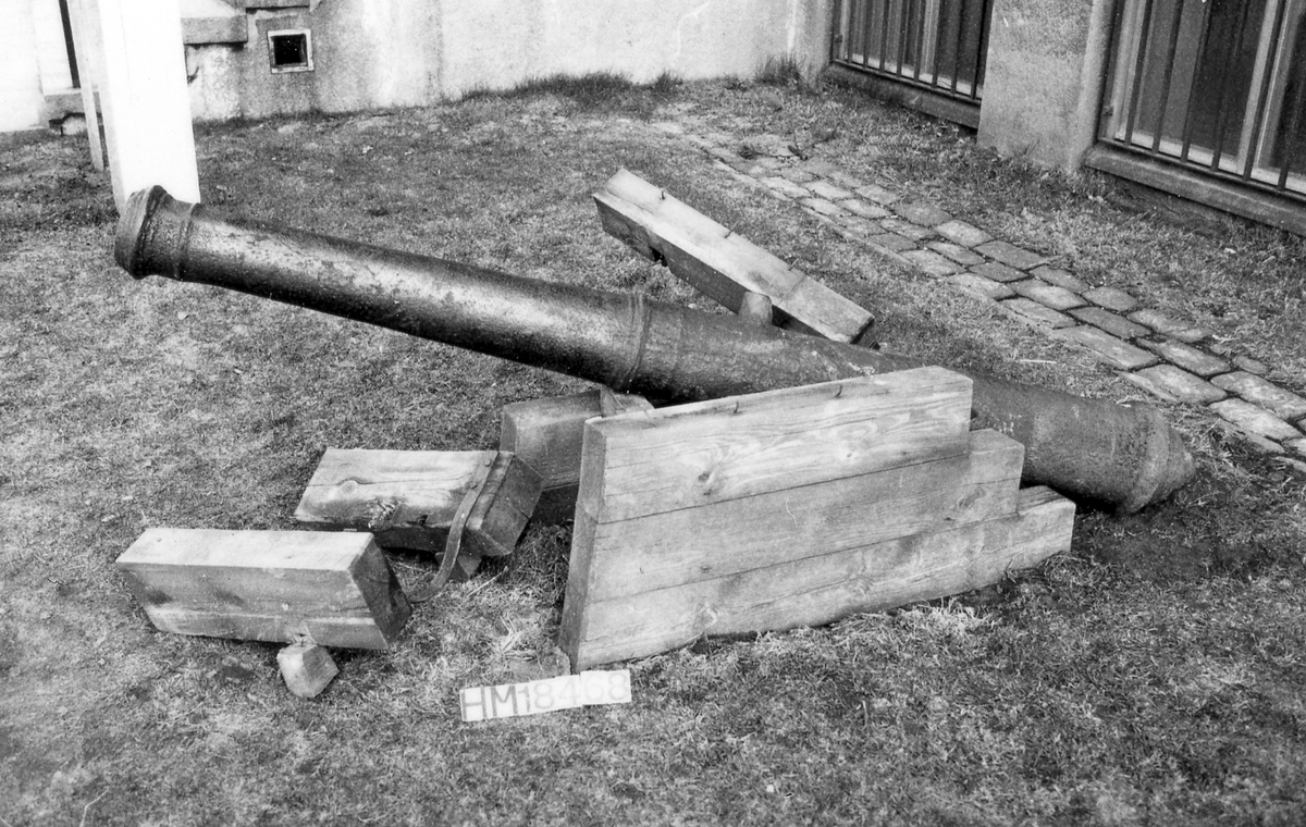 Kanonen vid museientrén, deponerad i museet vid I 16, Halmstad, april 1982.