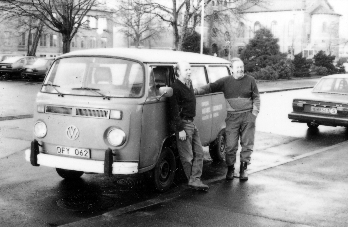 Birger Rickardsson och Ragnar Krantz framför Wolkswagen-bussen.