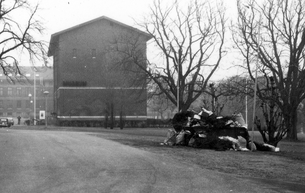 Halmstads kommuns två sopcontainers vid museet.