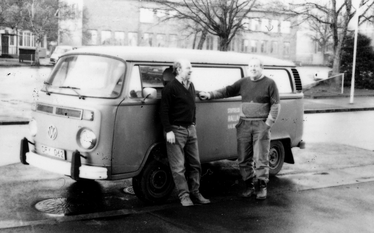 Birger Rickardsson och Ragnar Krantz framför Wolkswagen-bussen.