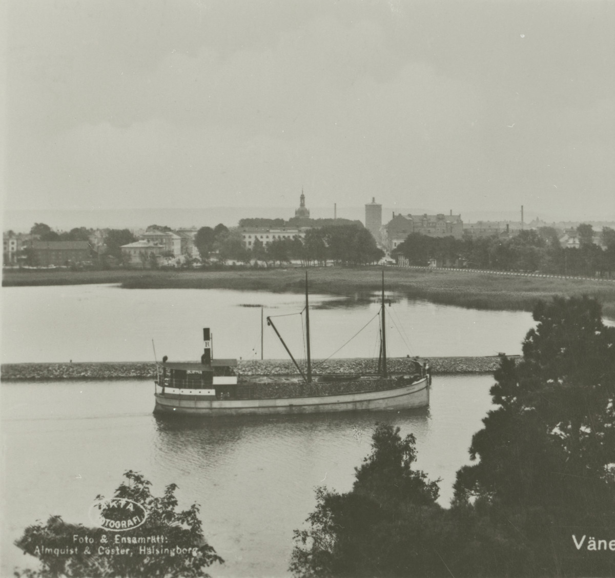 Lastfartyget SMÅLAND i Vänersborgs hamn. Vykort.