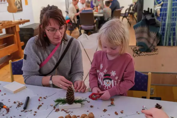 Moren med datteren sin i juleverkstedet