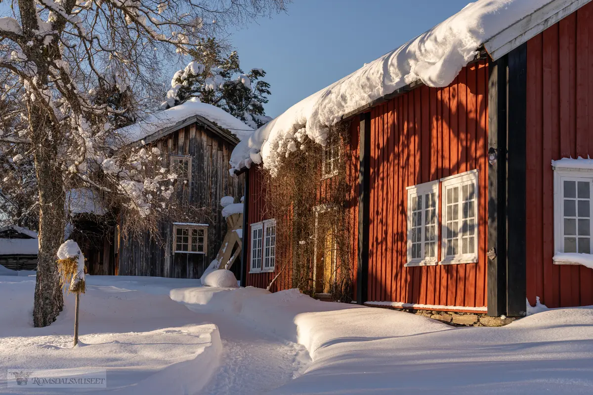 f.v: Pålgarden og Erikgarden på Romsdalsmuseet.