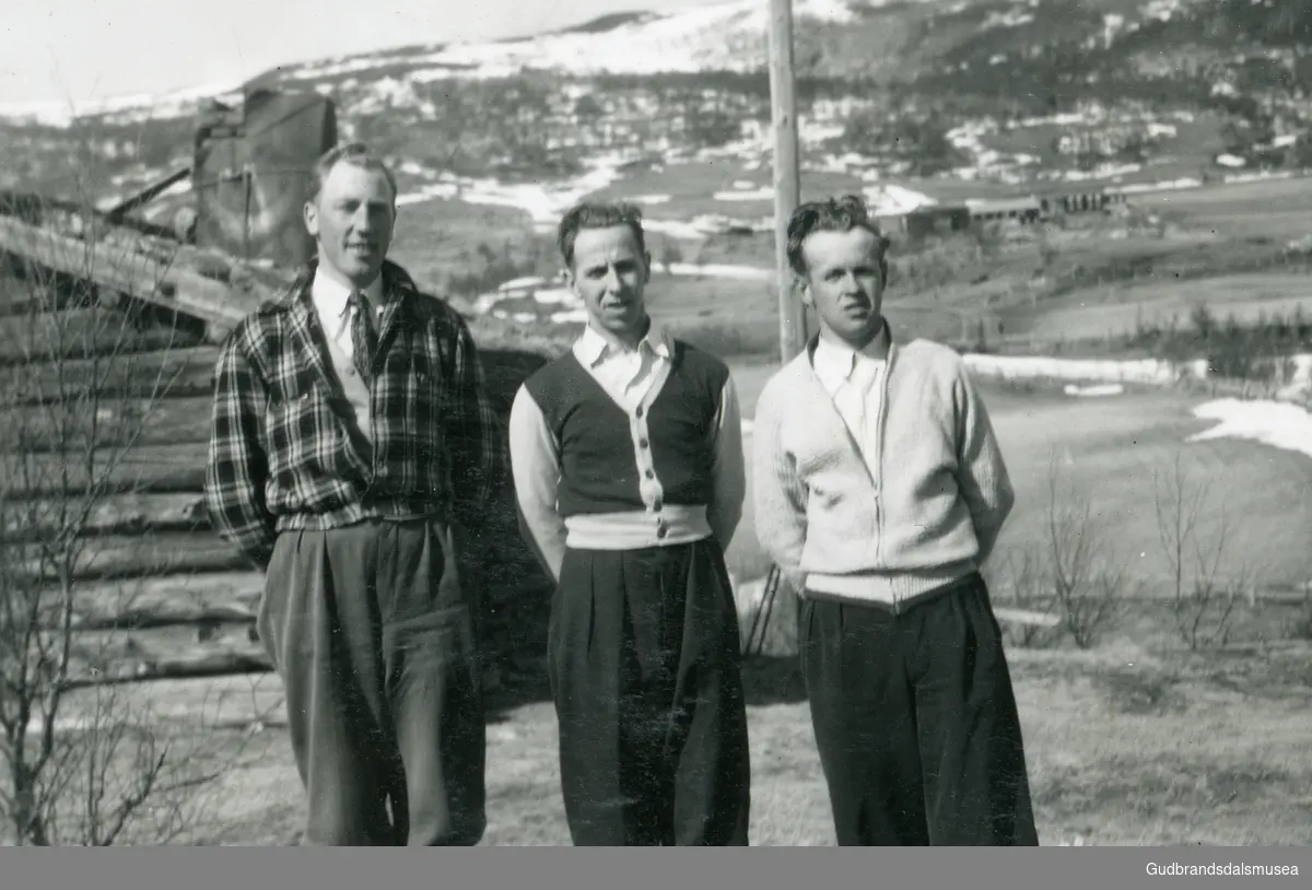 Nordherad, Vågå

Johannes Lillehagen, Nils Ulsanden Dalestuen, Kristoffer Ulsbu
Garden Mo i bakgrunnen

Innlånt frå Mari (Sveum) Øyen, Vågå.