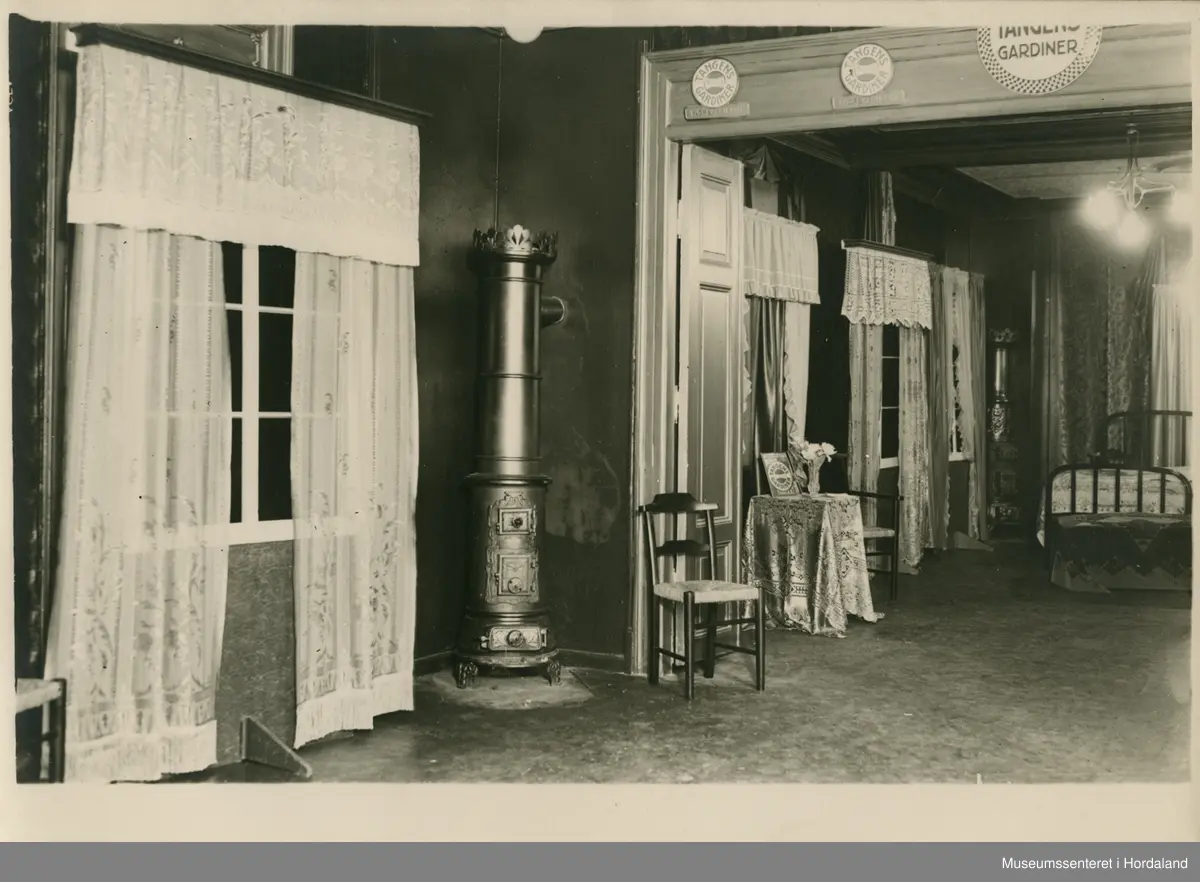 Utstillingsfoto frå Tangens Gardinfabrikk, Bergen.