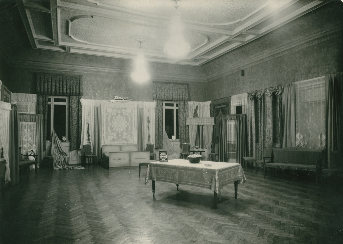 Utstillingsfoto frå Tangens Gardinfabrikk, Bergen. Utstilling i Drammen i mai 1933.