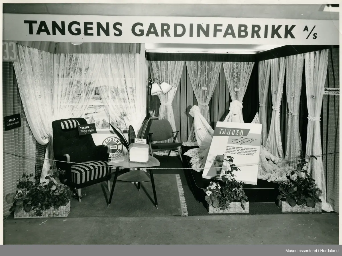 Utstillingsfoto frå Tangens Gardinfabrikk, Bergen. Tekstilmesse i Oslo (Abelhaugen) i 1957.