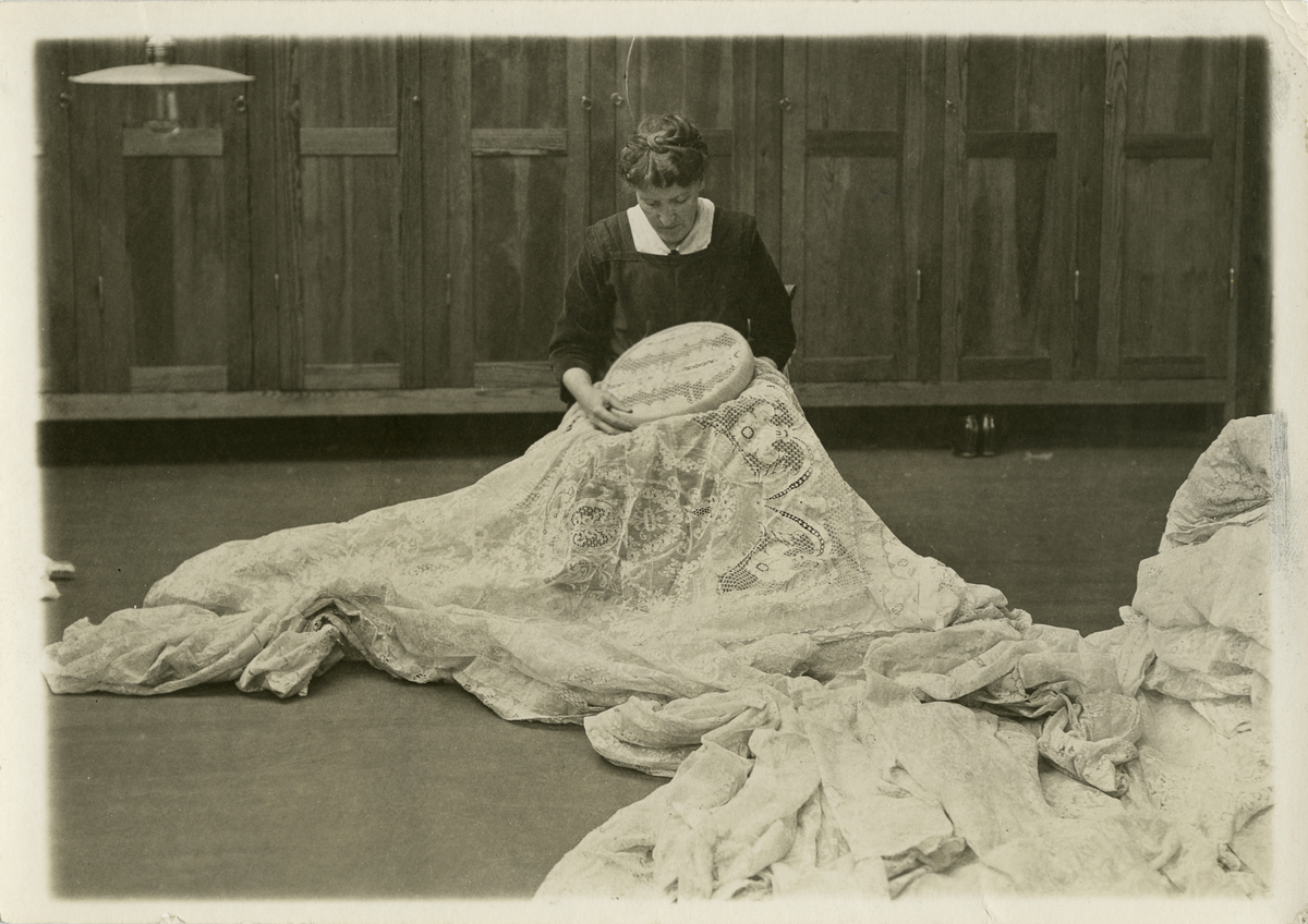 Gardinfabrikk og del av Skandinavisk Aktie-Tyllgardinfabrik (seinare Tangens Gardinfabrik) i Bergen. Fabrikken i Stockholm blei etablert i 1897, og den norske fabrikkleiinga trekker seg ut i 1925. Fabrikken blei overtatt av Svenska Handelsbanken og omdøypt til Tangens Gardinfabrik AB. I 1956 blir fabrikken nedlagt.