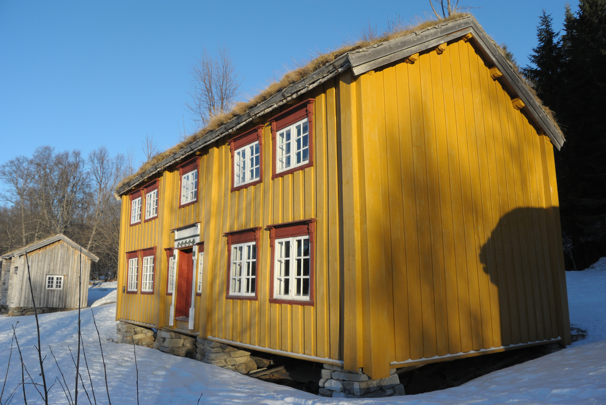 Midtgangstue i lafteverk. Åstak med torv.