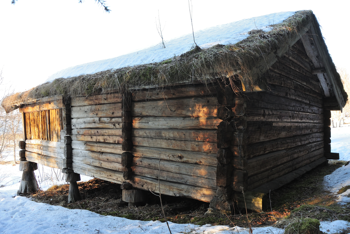 Kornlåve i skjelterkonstruksjon med kraftige tømmerstabber