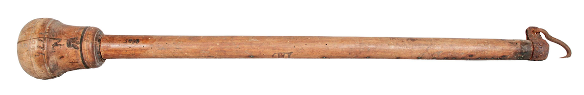Päronformad klump med parallella linjer, blyet saknas. Gradering med mässingsstift. Järnkrok. Krönta stämplar på klumpen: "3 kronor". På skaftet: "ER 1801 30 1, NL FB 1776 22 5, NL 1789".