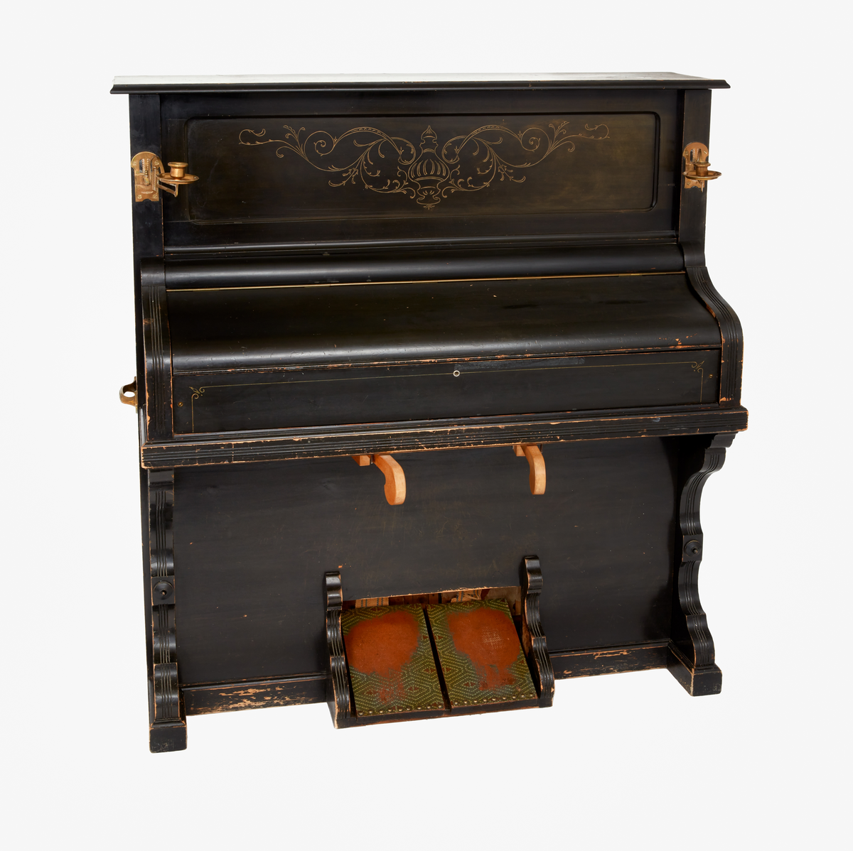 Orgel. Svartmålad med skuren, förgylld dekor på framsidan. Ljushållare av mässing. Tillverkad vid P J Johanssons orgelfabrik, Dalbyn, Ore.