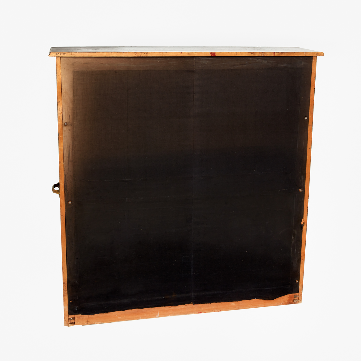 Orgel. Svartmålad med skuren, förgylld dekor på framsidan. Ljushållare av mässing. Tillverkad vid P J Johanssons orgelfabrik, Dalbyn, Ore.