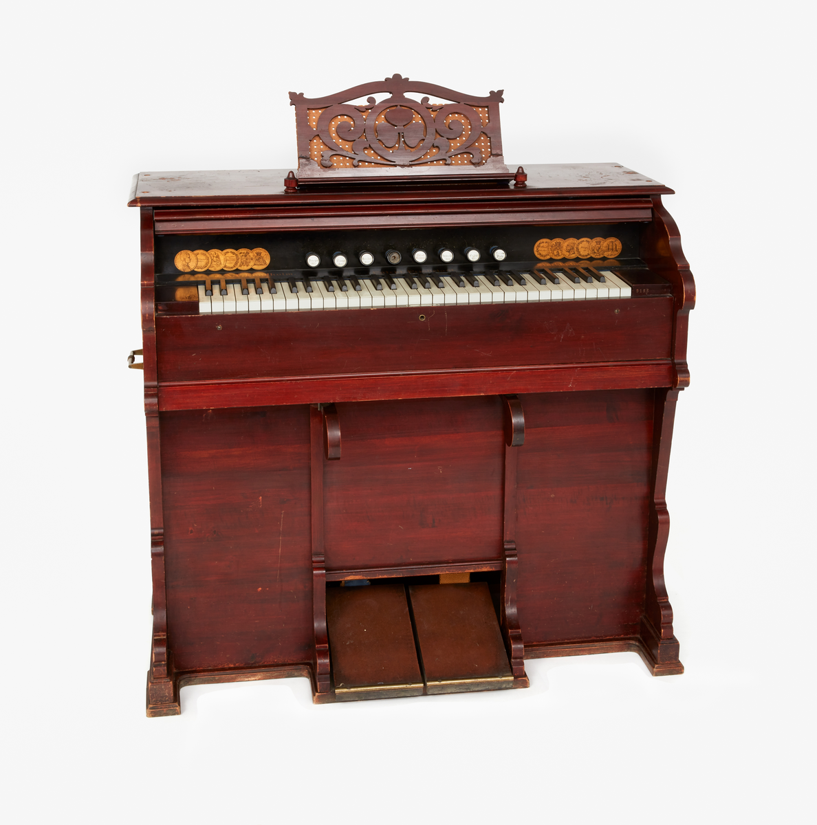 Rödbetsat orgelharmonium med notställ. Toppskiva med spår av gavelornament som idag saknas. Fyra oktaver och åtta registerandrag. Märkt "C.A.V Lundholm, Stockholm". Backstycke i trä med ventilhål. Sidor med handtag i mässing.
Har tillhört pastor Andrén, Falu Kristine församling.