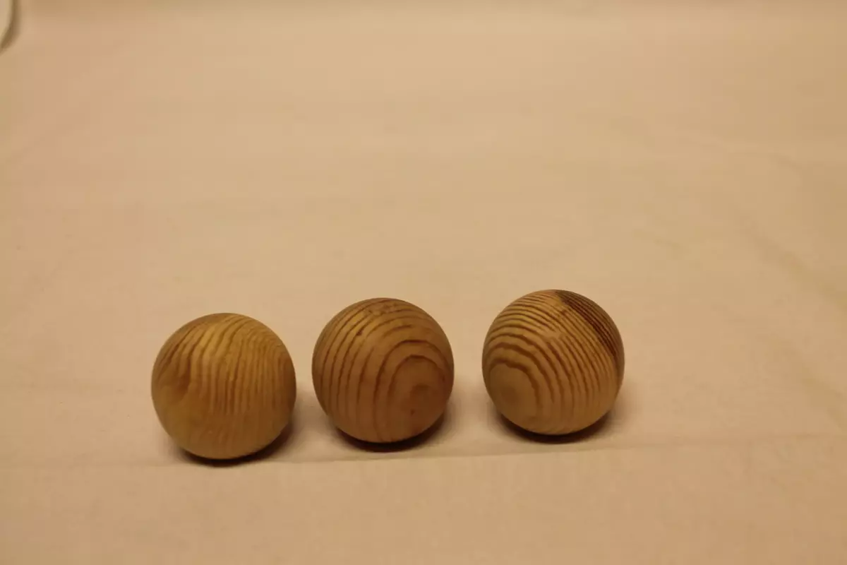 3 runde knotter. Med flat flate på 2 cm i diameter. 