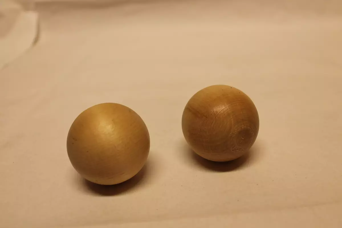 2 runde knotter. Med flat flate på 1,2 cm i diameter. 
