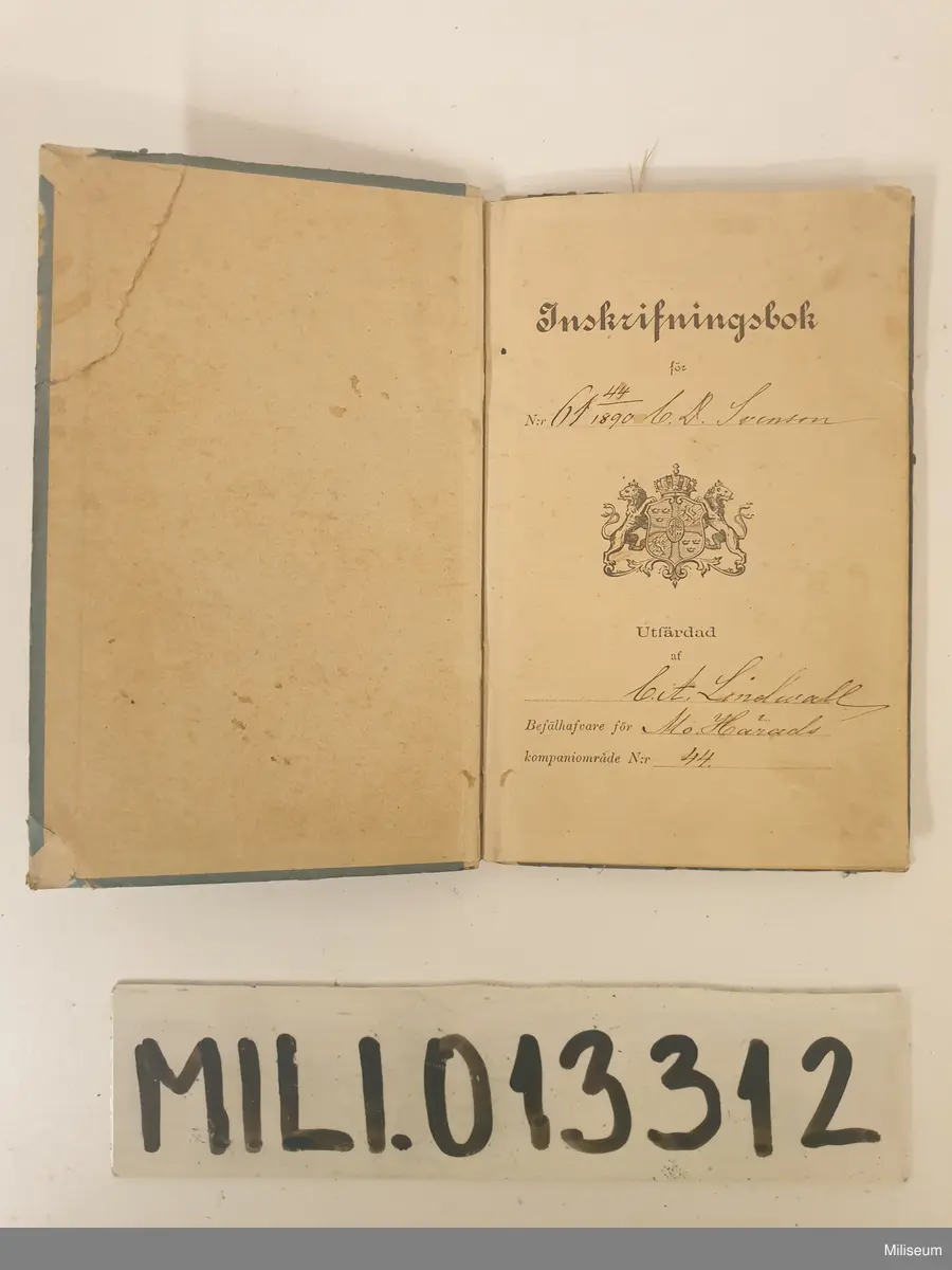 Inskrivningsbok av papper med hårda pärmar.