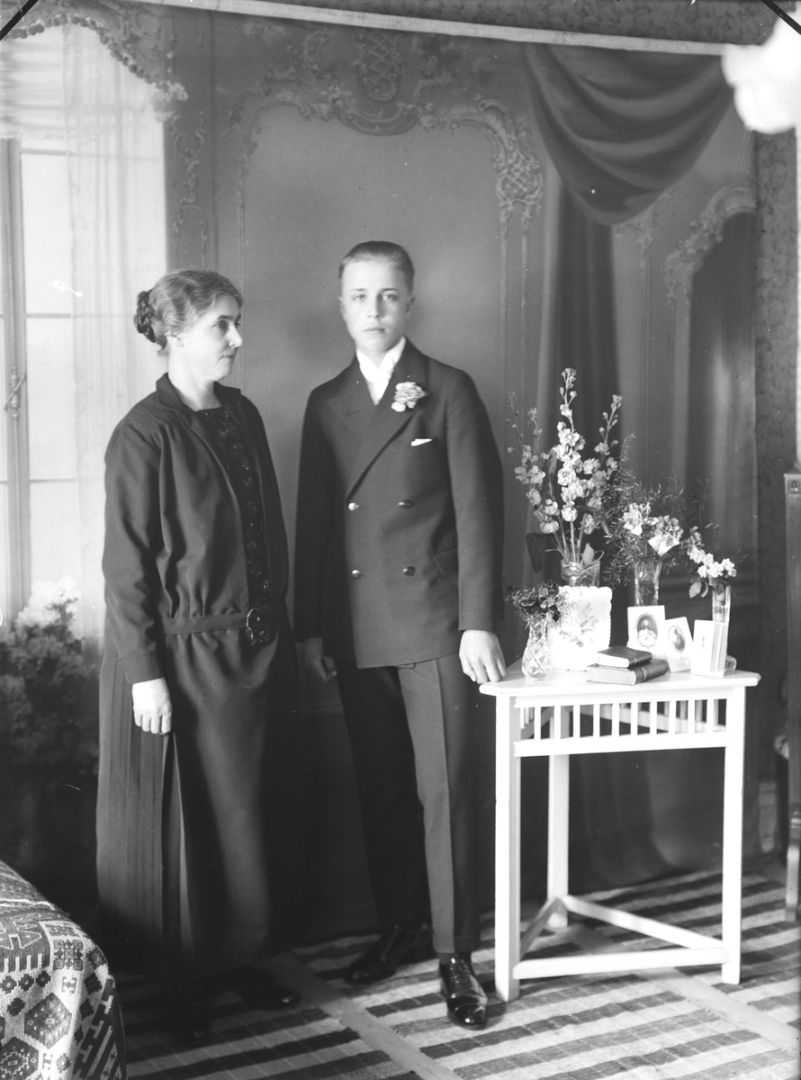 Karl-Erik Lindskogs konfirmation. Hulda Lindskog.