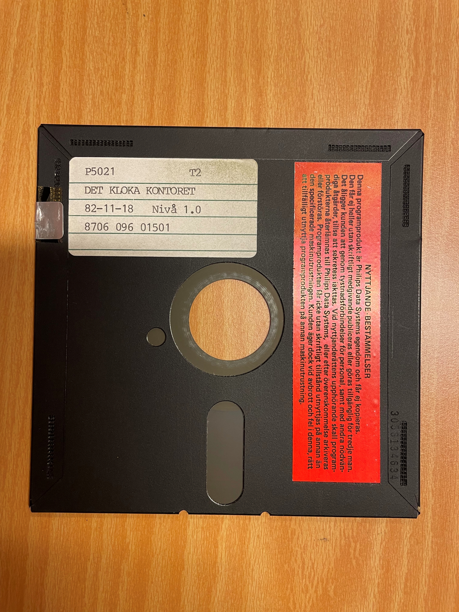 Ordbehandlare märkt Philips P5021 med tangentbord märkt P5020.

Två inbyggda 5.25 disk drives i ordbehandlaren.

Ordbehandlare:
NC 8705 741 10016
Type: P5020-01 VDU
Ser.No. 100857v

Tangentbord:
NC: 8707 751 00605
Type: P5020 Keyboard
Ser: K060 - 10194

Datum: Jan/83

Med ordbehandlaren följer:
En 5¼" diskett "P 5021 Det kloka kontoret" Märkt 82-11-18

3 handböcker i ett fodral:

Grundkurs P5020 Ordbehandling
Tilläggskurser P5020
Uppslagsbok P5020 Ordbehandling

samt ytterligare manualer.