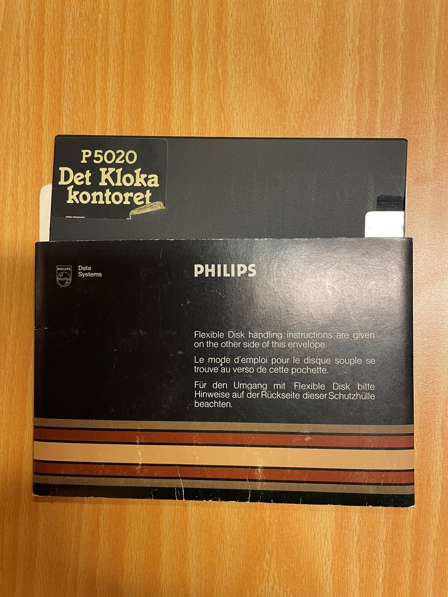 Ordbehandlare märkt Philips P5021 med tangentbord märkt P5020.

Två inbyggda 5.25 disk drives i ordbehandlaren.

Ordbehandlare:
NC 8705 741 10016
Type: P5020-01 VDU
Ser.No. 100857v

Tangentbord:
NC: 8707 751 00605
Type: P5020 Keyboard
Ser: K060 - 10194

Datum: Jan/83

Med ordbehandlaren följer:
En 5¼" diskett "P 5021 Det kloka kontoret" Märkt 82-11-18

3 handböcker i ett fodral:

Grundkurs P5020 Ordbehandling
Tilläggskurser P5020
Uppslagsbok P5020 Ordbehandling

samt ytterligare manualer.