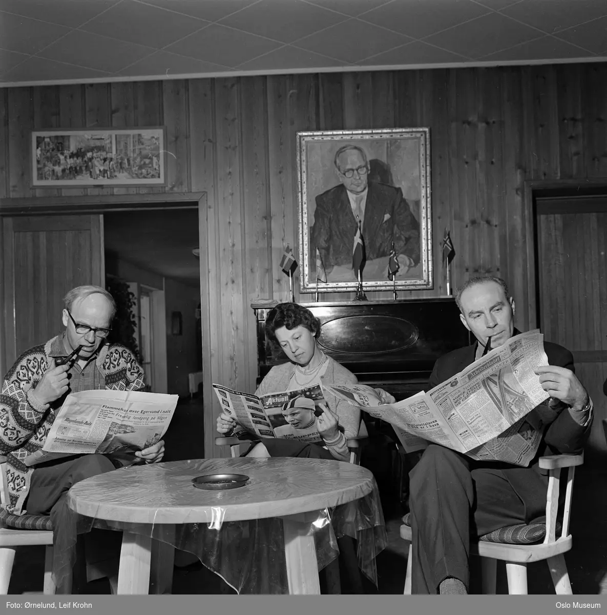 Sørmarka kurs- og konferansesenter, interiør, stue, menn, kvinne, avislesing, piano