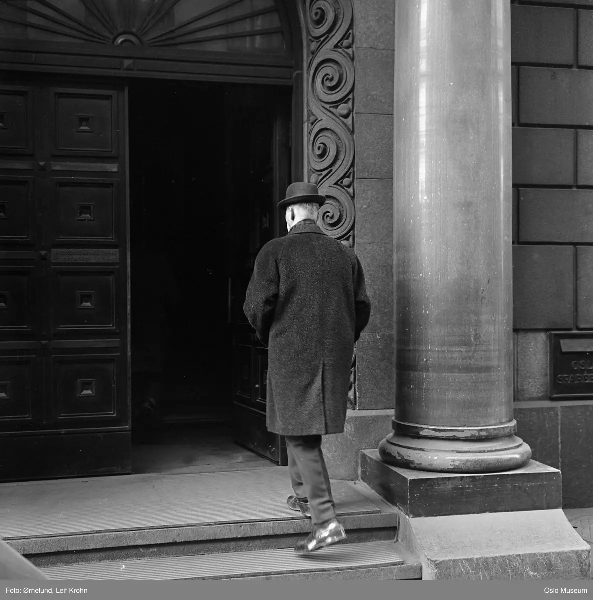 Oslo sparebank, inngangsparti, dør, søyle, mann, frakk, hatt