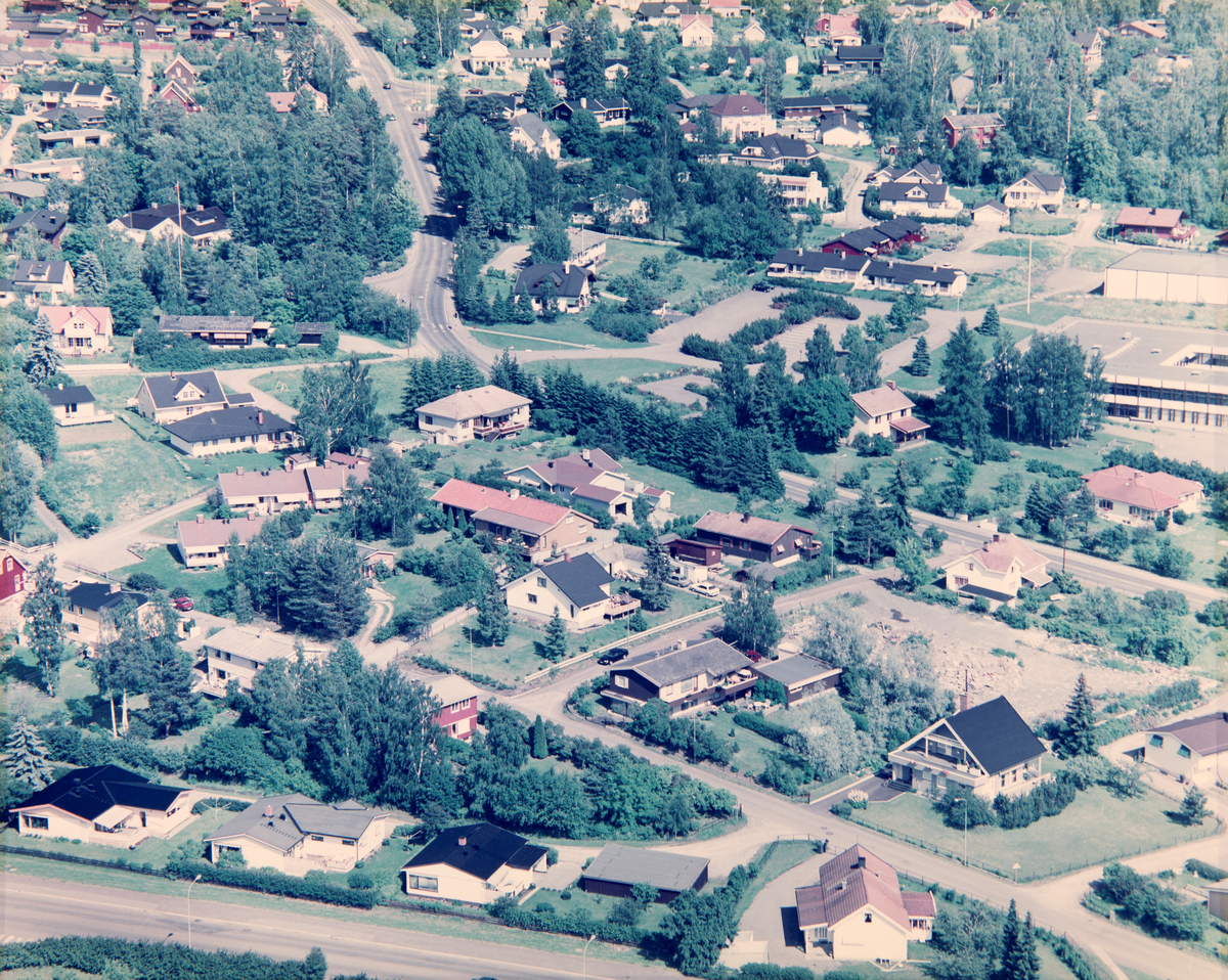 Hamar, flyfoto, boligbebyggelse på Prestrud langs Vognvegen, Bekkesvevegen, Furubergvegen, til høyre Hamar Katedralskole,