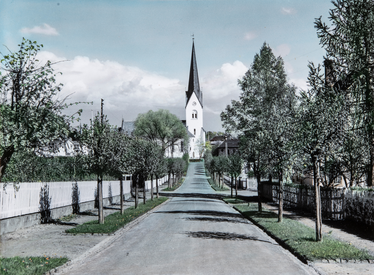 Hamar domkirke, Herman Frangs gate med beplantning, håndkolorert,