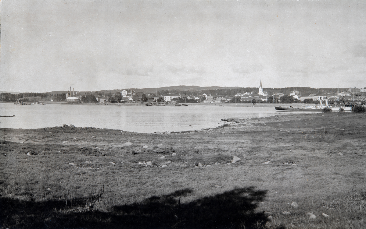 Hamar by, Tjuvholmen, bypanorama mot Hamar stasjon og Jernbanebrygga, Hamarbukta, Veslemjøsa,