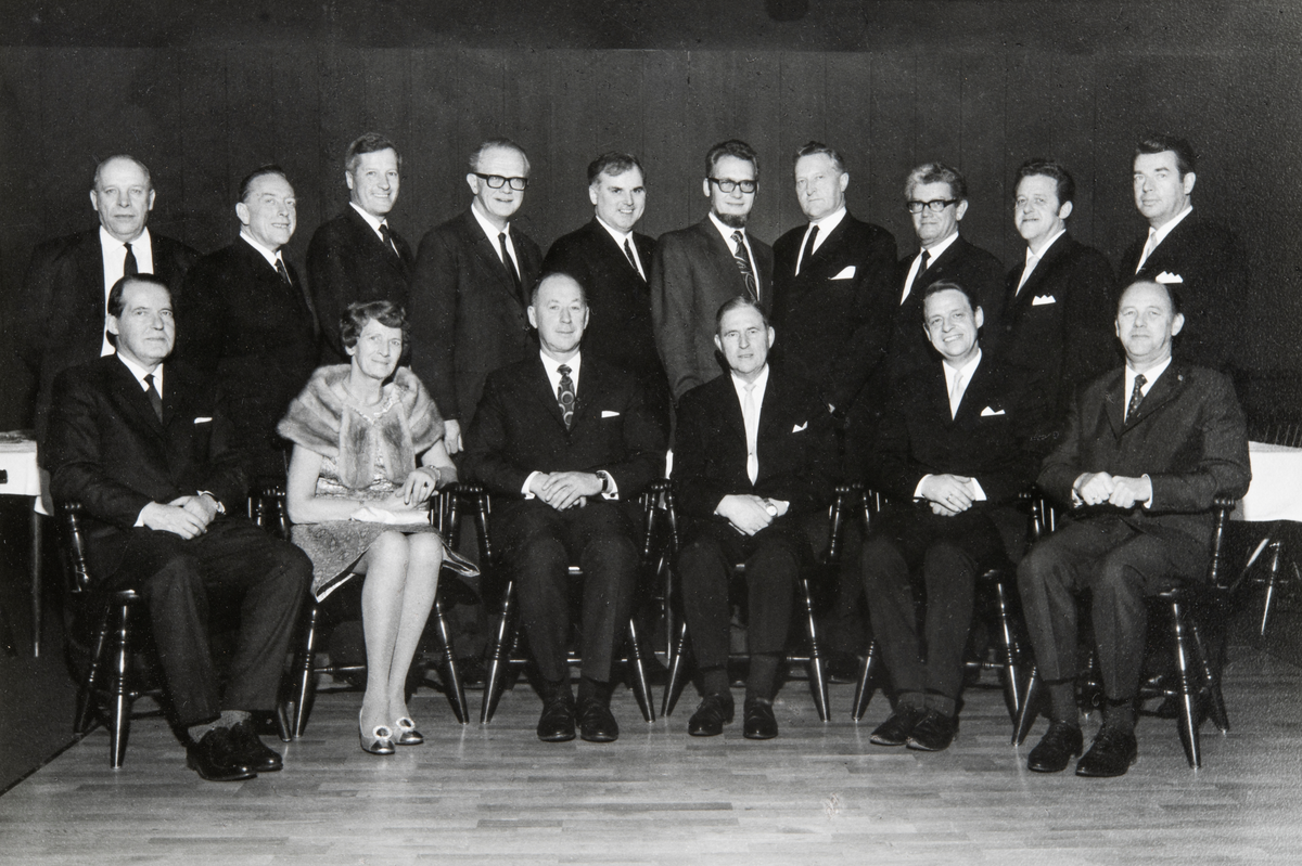 Hamar kommune, stor gruppe Hamar formannskap 1968 - 1971, foran fra venstre: Hans Jakobsen, Gudrun Kregnes, rådmann Tore Sanderud, ordfører Kristian Gundersen, vardaorfører Egil O. Larsen og Aage Eifring, 2. rekke fra v: Kristoffer Heien, Ole O. Søberg, kontorsjef Mo, Trygve Larsen, Odd Kirkeby, Torkel Bache, Kaare Melhus, sekretær Kregnes, Sverre Kr. Fjeld og John Hansen