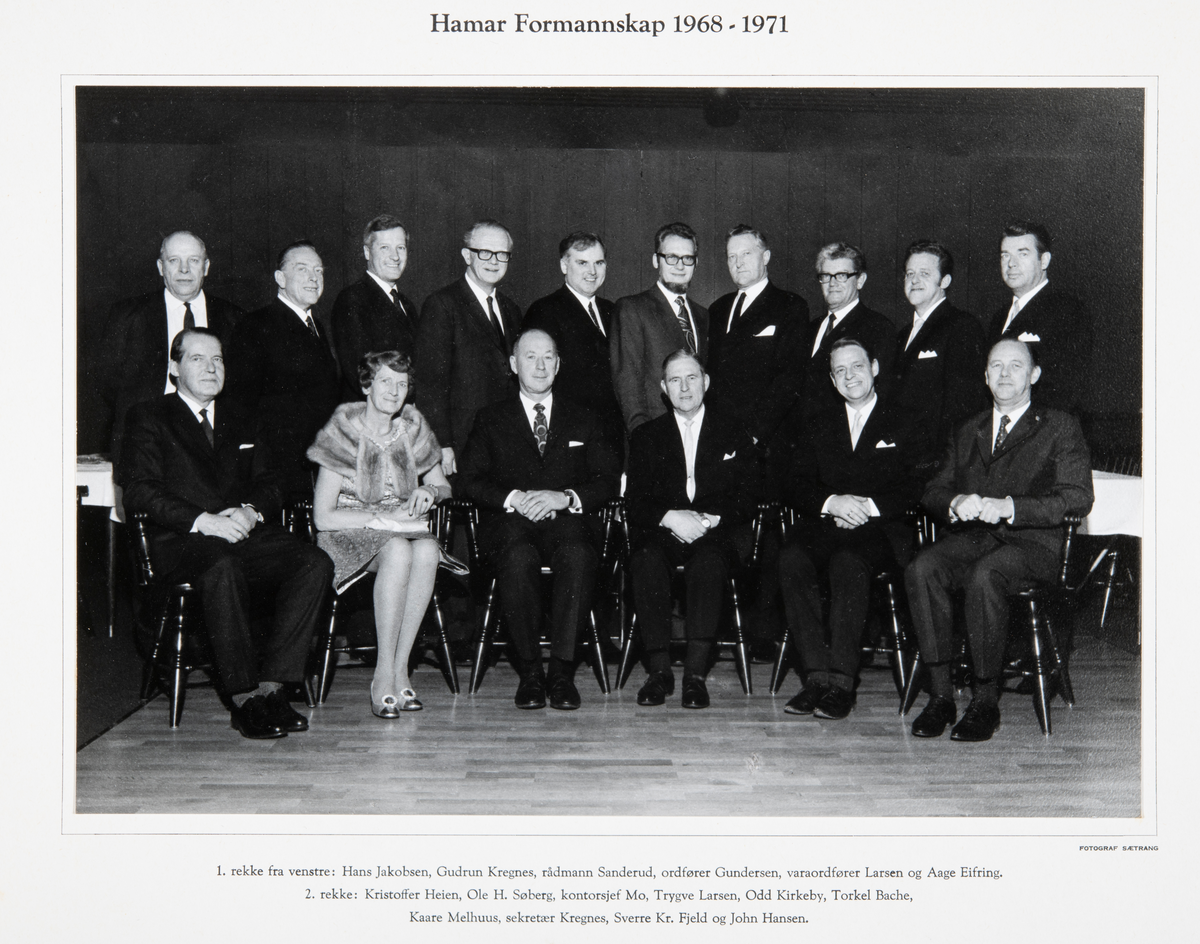Hamar kommune, stor gruppe Hamar formannskap 1968 - 1971, foran fra venstre: Hans Jakobsen, Gudrun Kregnes, rådmann Tore Sanderud, ordfører Kristian Gundersen, vardaorfører Egil O. Larsen og Aage Eifring, 2. rekke fra v: Kristoffer Heien, Ole O. Søberg, kontorsjef Mo, Trygve Larsen, Odd Kirkeby, Torkel Bache, Kaare Melhus, sekretær Kregnes, Sverre Kr. Fjeld og John Hansen