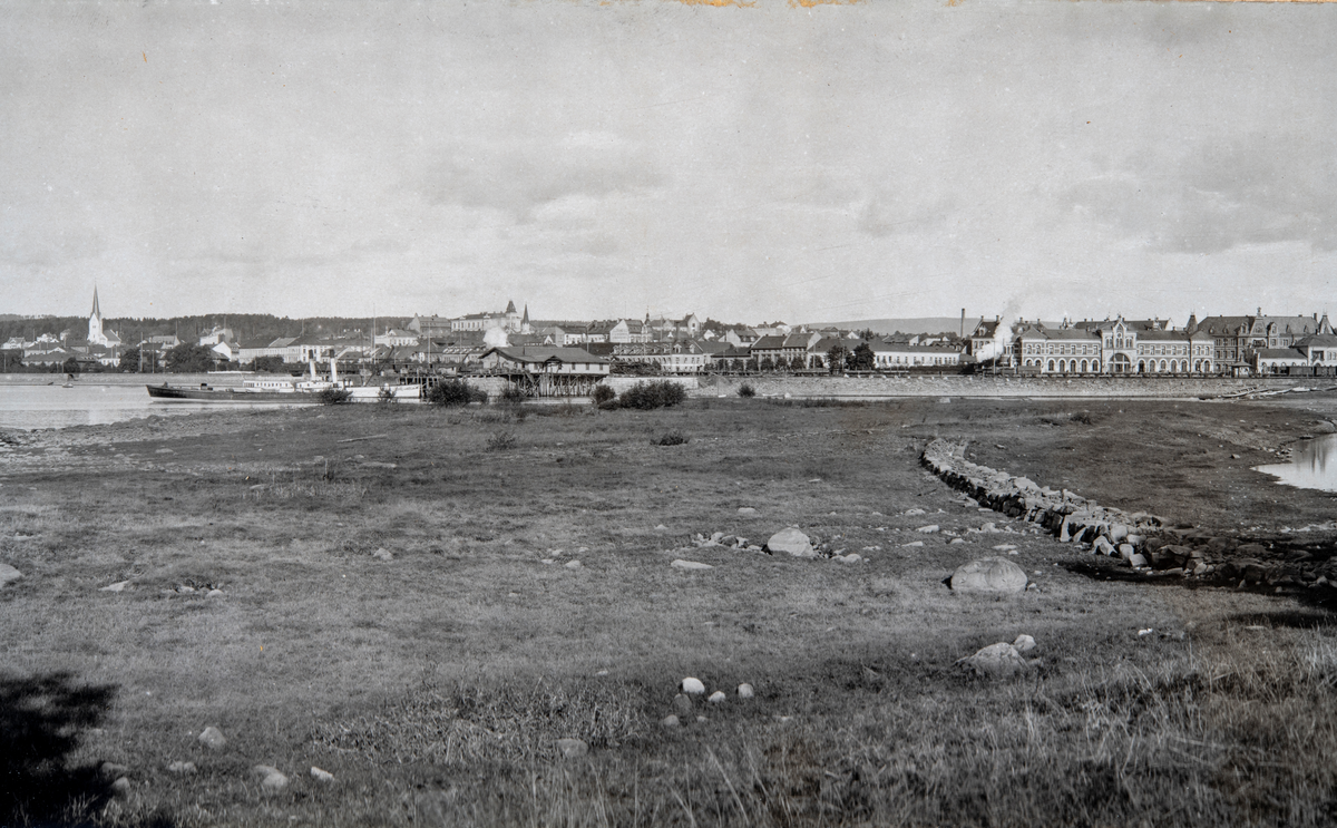 Hamar by, Tjuvholmen, bypanorama mot Hamar stasjon og Jernbanebrygga, Hamarbukta, Veslemjøsa,