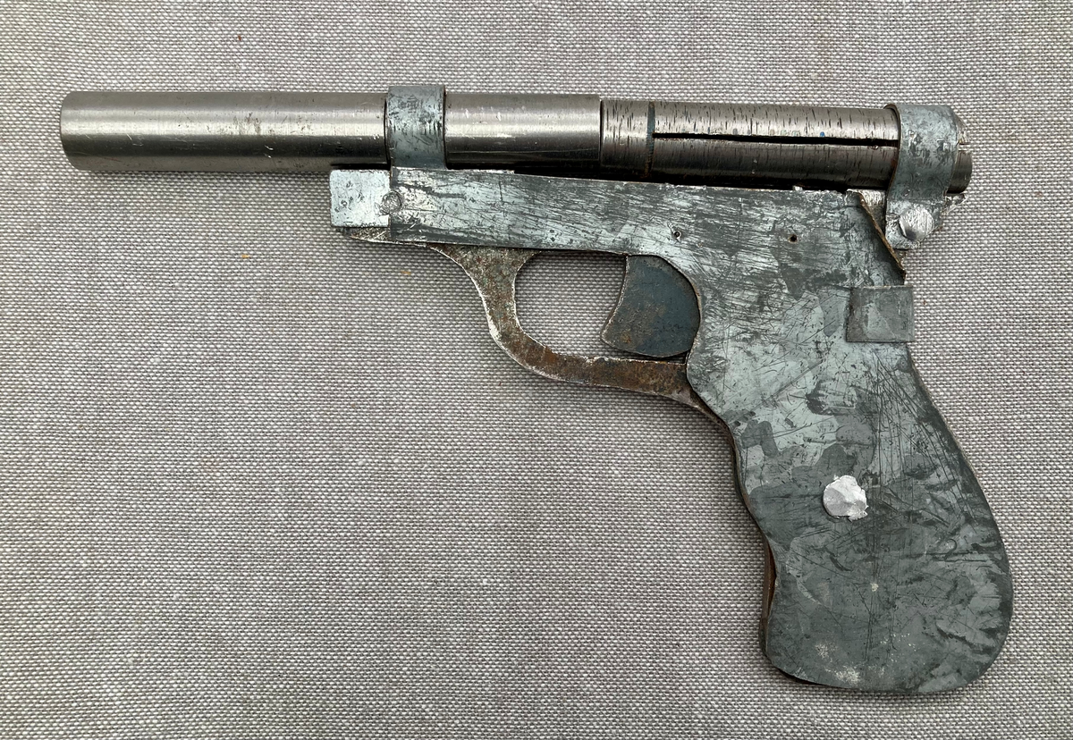 Hjemmelagede våpen, kastestjerne, knokejern, to pistoler og deler til en tredje, kølle med fjering, en hjemmelaget nøkkel, diverse hjemmelagde knivblad.