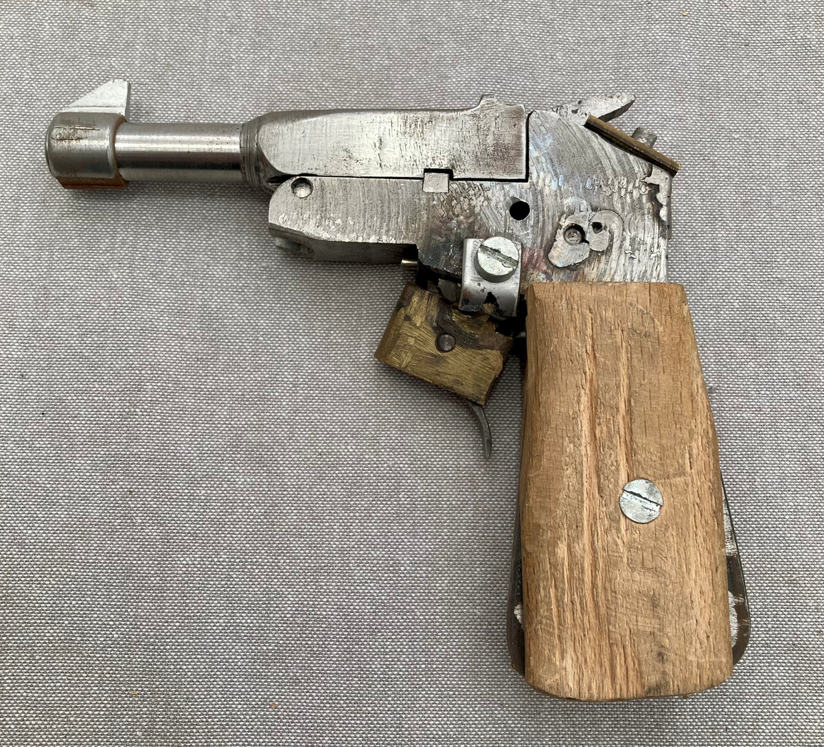 Hjemmelagede våpen, kastestjerne, knokejern, to pistoler og deler til en tredje, kølle med fjering, en hjemmelaget nøkkel, diverse hjemmelagde knivblad.