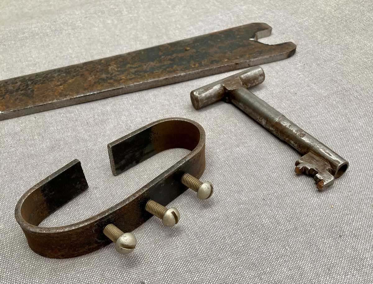Hjemmelagede våpen, kastestjerne, knokejern, to pistoler og deler til en tredje, kølle med fjering, en hjemmelaget nøkkel, diverse hjemmelagde knivblad.