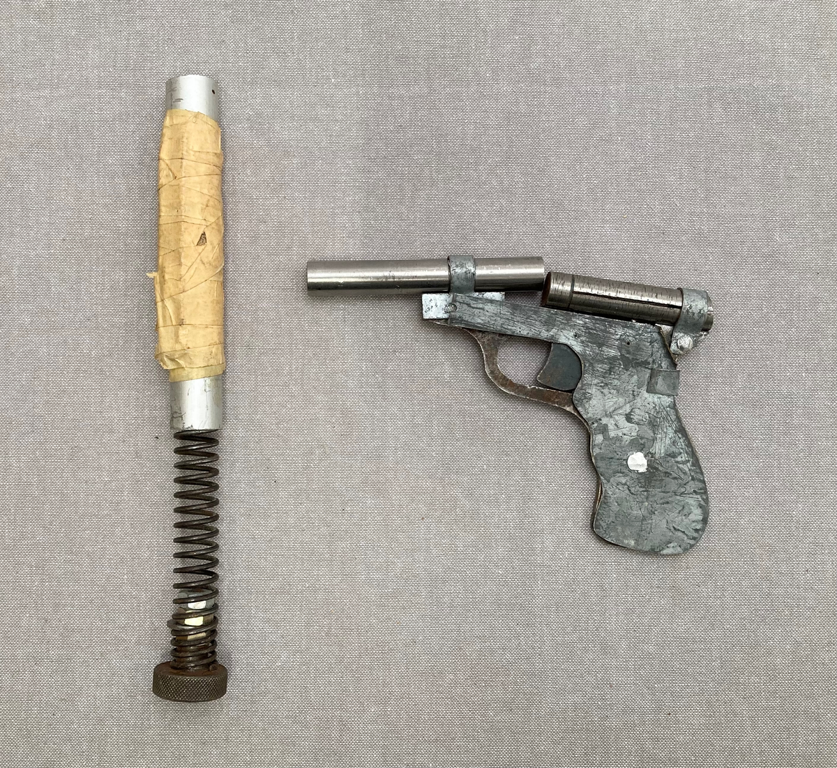 Hjemmelagede våpen, kastestjerne, knokejern, to pistoler og deler til en tredje, kølle med fjering, en hjemmelaget nøkkel, diverse hjemmelagde knivblad.