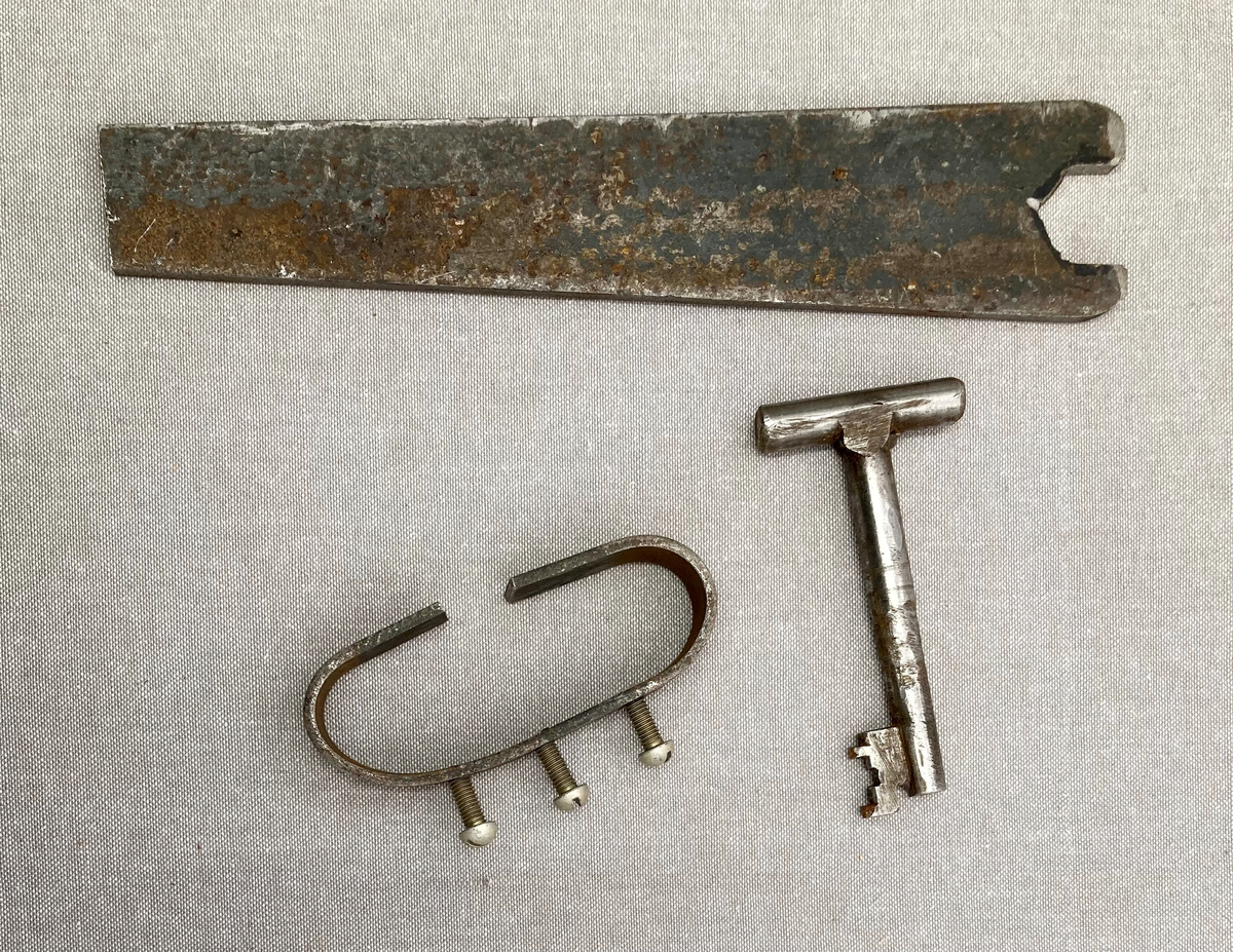 Hjemmelagede våpen, kastestjerne, knokejern, to pistoler og deler til en tredje, kølle med fjering, en hjemmelaget nøkkel, diverse hjemmelagde knivblad.