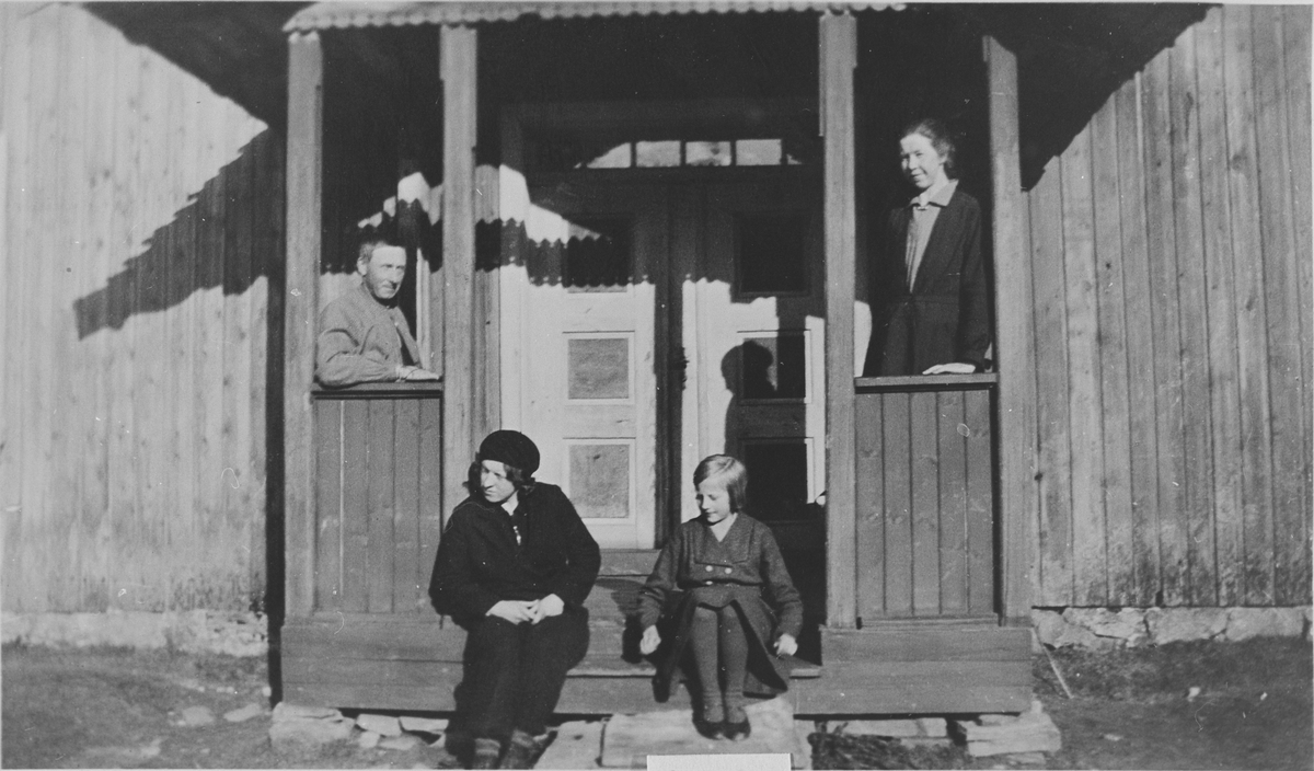 Trammen på bygningen på Langerud i 1932. Halvor Velstad, Mathilde Skatvedt, Martha Velstad, Gjertrud Velstad.