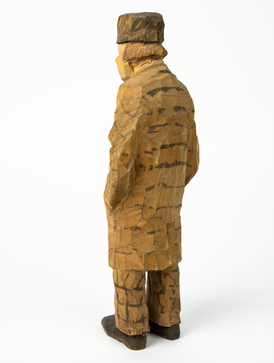 Auktion, skulpturgrupp föreställande sex personer som lyssnar till en auktionist. 
Figurer:
1. Man med händerna i fickorna, randig rock och rutiga byxor, pälsmössa. H 282 mm. 
2. Man med rock och pälsmössa. H 283 mm. 
3. Man med hatt och rock. I handen håller han ett par stövlar, H 274 mm. 
4. Kvinna insvept i schal. Hon håller ett klädesplagg, l 268 mm. 
5. Kvinna med schal och lång kjol. Hon håller ett klädesplagg, H 264 mm.
6. Kvinna insvept i schal.
7. Auktionist, "Ropar-Olle", som håller upp en potta. Den andra handen håller en klubba. Han står på en upp och nedvänd tunna.