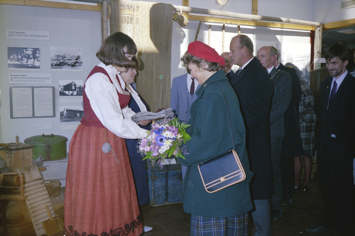 Kronprinsparet besøker Hitra 1989 : Her får de et par sjøvotter hver seg i gave