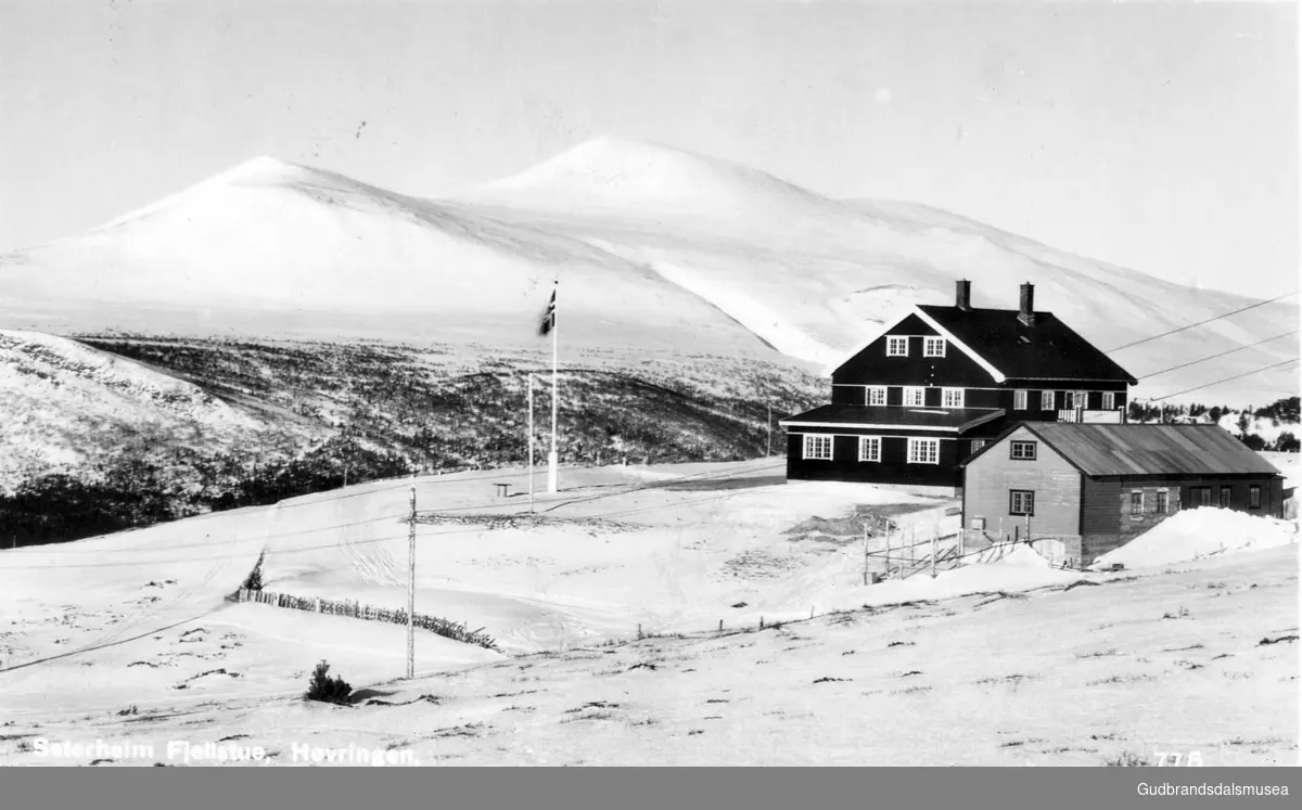 Sæterheim Fjellstue, Høvringen, ca. 1000 m.o.h. Jetta (Blåhø) i bakgrunnen.