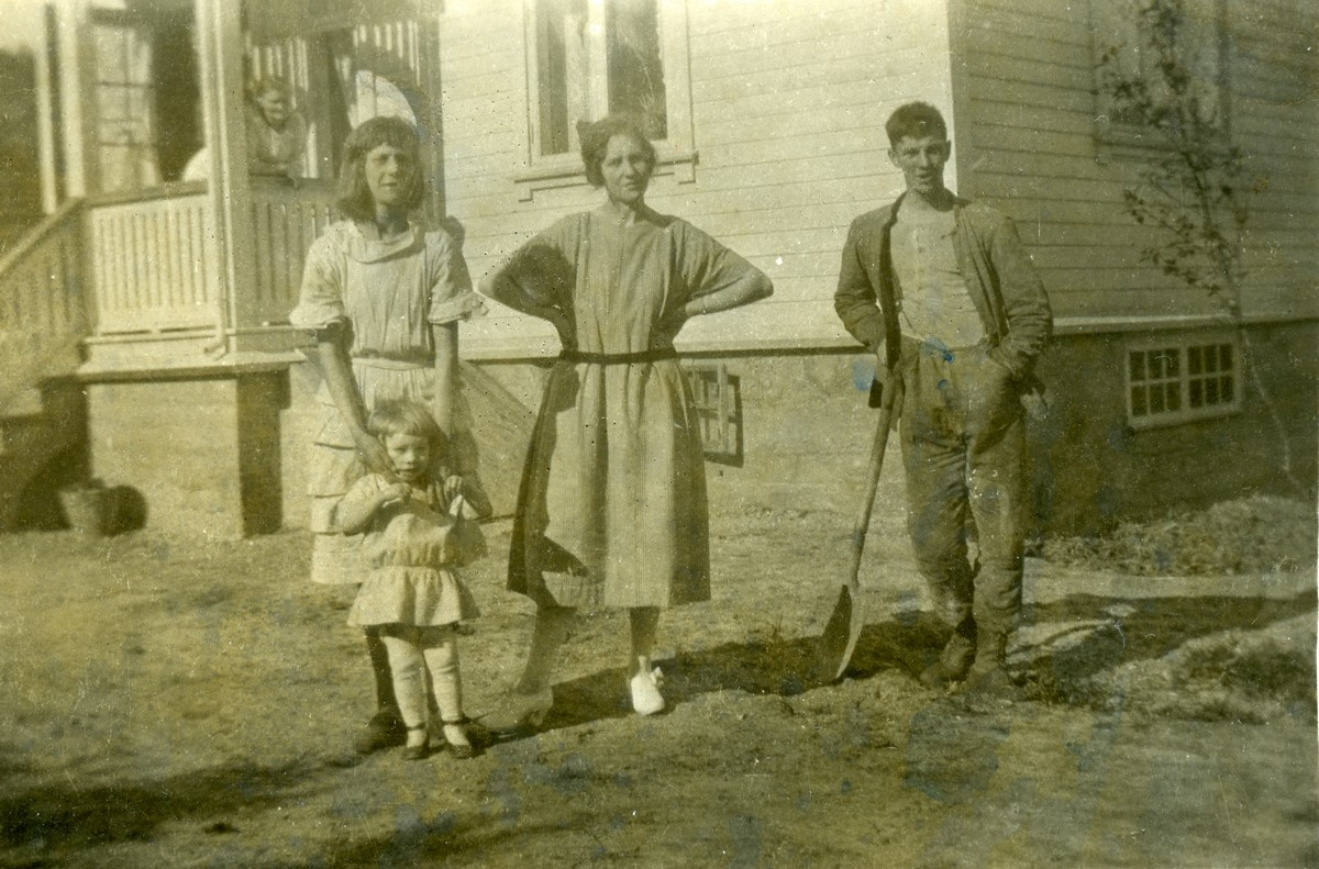 Framnesveien 113 i  1923. På trappen Else Rødset f. 25.01.1874., Fra venstre: Julie Rødseth f. 01.10.1908 med Sigrid`s datter Else Hjelle, f.01.03.1921. Sigrid (Rødseth) Hjelle, f. 19.11.1902. Hjalmar Hjelle.f. 13.05.1899.  Sigrid og Hjalmar er på sommerferie fra Ålesund.