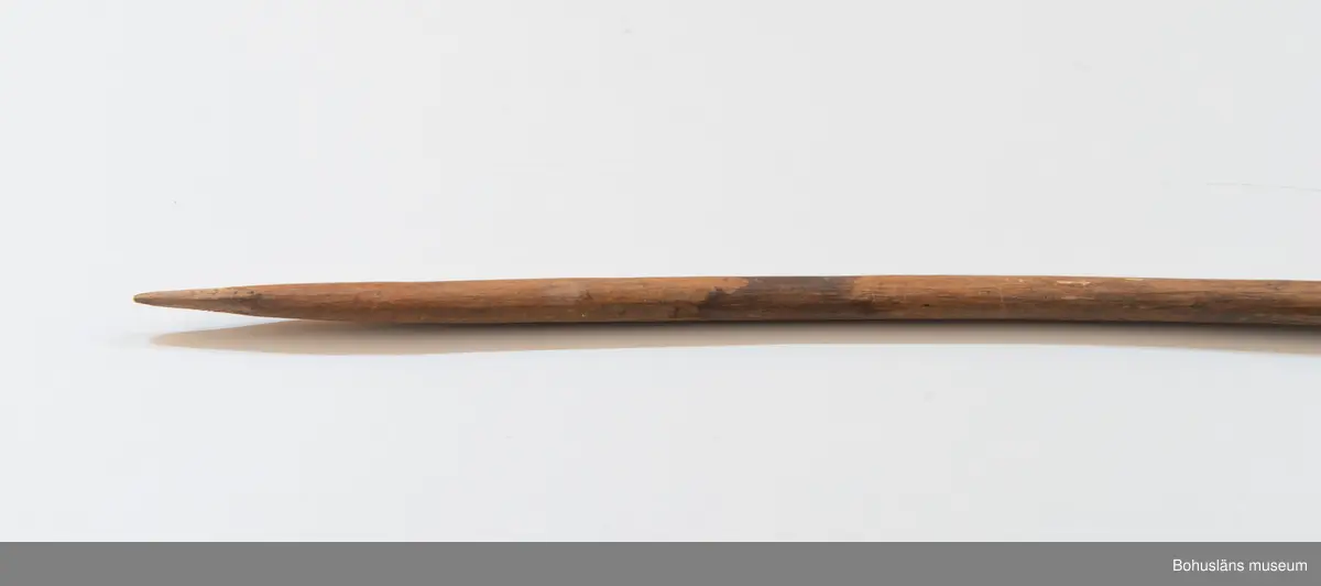 Ur handskrivna katalogen 1957-1958:
Pilkorger m. 15 pilar; Afrika.
Kogret a) L. 75 Br 22 cm.
flätat av tunna vidjor; förstärkt på 2 ställen m. skinn, flätad snodd att bära i. Ngt. trasigt. 
Samtliga pilar har runda träskaft  och har styrfjädrar, utom. o och p;
b-d, L.60,9; 60,5; 58,8 cm. m. lansettform. järnspetsar m. holk.
e-k, L. 68,5; 61,4; 58,2; 56,8; 56,3; 53,0; 53,0; m.långsmala 4- kantiga pikar i spetsen, m. holk.
L-p, L. 56; 55,5; 51,8; 57,4; 47,7 cm. dessa 5 har endast träskaftet tillskuret som spets.
L-o m. hullingar.
(o och p är ofjädrade, se ovan!). De flesta pilarna något skamfilade.

Lappkatalog: 9
