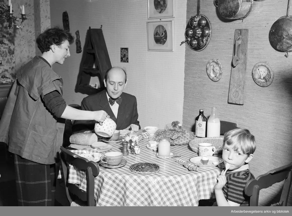 Ordfører Brynjulf Bull med familie. Senere Kommunalpolitiker Bernt Bull til høyre. Desember 1950.